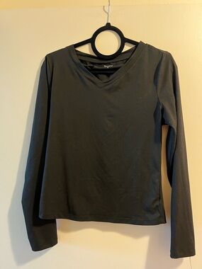 Slim V-Neck Long-Sleeve Top - Black
